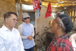 Ministra Eunice Silva inteira-se da forte dinâmica de desenvolvimento das obras das habitações sociais em construção em Alto Santa Cruz na ilha do Sal