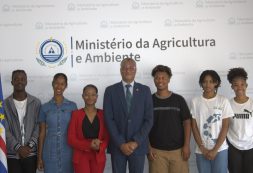 Deputados Infantojuvenis entregam Manifesto “Crianças e adolescentes de Cabo Verde pelo nosso Planeta” ao Ministro da Agricultura e Ambiente de Cabo Verde