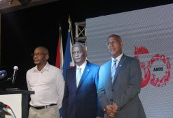 Ministro Eurico Monteiro preside cerimónia de celebração dos cinquenta anos da independência de Angola