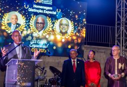 Ministro Eurico Monteiro entrega Prémio Distinção Especial a antigos presidentes da CCS durante XII Gala da agremiação empresarial