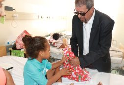 Ministro da Saúde leva mensagem natalícia aos doentes internados no Hospital Dr. Agostinho Neto