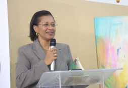 Ministra da Justiça promove conversa com reclusos da Cadeia Central da Praia