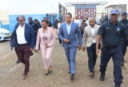 Ministros da Justiça e da Saúde participam no Natal com Reclusos da Cadeia Central da Praia