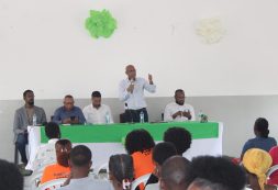 Ministro Eurico Monteiro exorta jovens de Santa Cruz a apostarem na formação profissional como alternativa para vencer na vida