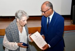 Governo entrega Medalha de Mérito Cultural de 2.º Grau à família de Carlos Moreira, em Lyon