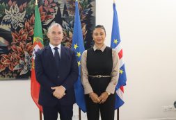 Secretária de Estado das Comunidades reúne-se com homólogo português