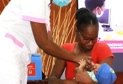 Liedson e Ayla são as primeiras crianças vacinadas com primeiras doses de vacinas 𝐫𝐨𝐭𝐚𝐯í𝐫𝐮𝐬, 𝐩𝐧𝐞𝐮𝐦𝐨𝐜ó𝐜𝐢𝐜𝐚 𝐞 𝐡𝐞𝐱𝐚𝐯𝐚𝐥𝐞𝐧𝐭𝐞