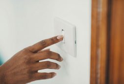 Empresas e os cabo-verdianos vão pagar cerca de 7% menos na tarifa de eletricidade em 2026