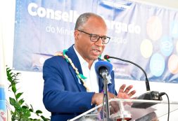 Visita a S. Antão: Primeiro Ministro preside Conselho Alargado do Ministério da Educação