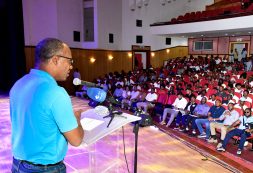 Ulisses Correia e Silva encontra-se com jovens beneficiários do Projeto “Ami ê di Paz y Bô?