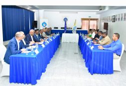 Visita a S. Antão: Primeiro Ministro e delegação governamental encontram-se com Presidente da Câmara Municipal e equipa