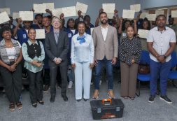 Ministra da Justiça entrega certificados e kits a jovens formados, no âmbito do Projeto Ami ê di Paz y Bô