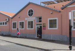 Ministro da Saúde garante que há stock de anestésicos para cirurgias urgentes no Hospital Agostinho Neto