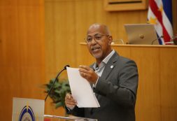 Ministro Eurico Monteiro realça trajetória económica ascendente e redução significativa da taxa de desemprego em Cabo Verde