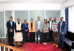 Ministro Eurico Monteiro reúne-se com delegação do INAPEM de Angola