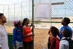 Ministro Carlos do Canto Monteiro entrega novas infraestruturas desportivas ao Liceu Domingos Ramos