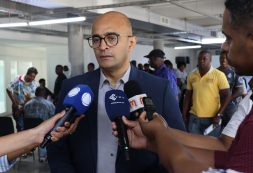 Ministro Paulo Rocha preside apresentação pública do projeto “Táxi Seguro”