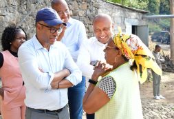 Primeiro Ministro inaugura projeto de eletrificação em Mato Dento e reforça acesso à energia em São Salvador do Mundo