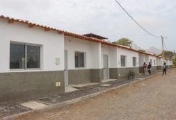 Governo entrega 14 moradias no Aldeamento Mognos em São Salvador do Mundo