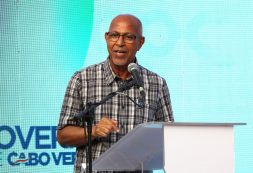 Eurico Monteiro defende menos facilitismo e maiores oportunidades para a juventude cabo-verdiana