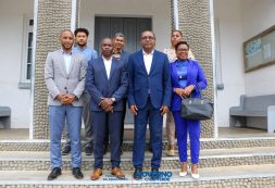 Ministro da Educação reúne-se com autarca da Brava em visita oficial à ilha