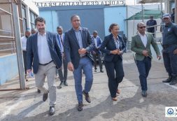 Ministra da Justiça e Embaixador de Portugal visitam o Projeto Empregabilidade na Cadeia Central da Praia