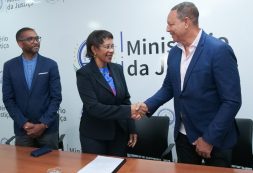 Ministra da Justiça recebe relatório da Comissão para revisão do Código Civil