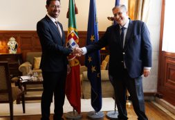 Ministro Clóvis Silva em missão a Portugal