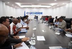 Governo compromete-se a adquirir, pelo menos, 22 ambulâncias para distribuir uma para cada município