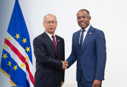 Primeiro-Ministro recebe em audiência Embaixador Chinês