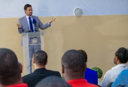 Ministro Clóvis Isildo Silva encerra formação profissional na Cadeia Central da Praia